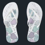 Tongs CHAUSSURES mariages | Coquillages modernes Lilac D<br><div class="desc">Jolie conception de coquillages bleu et lilas de prune. Calligraphie manuscrite qui dit bonne d'honneur - parfait pour la servante d'honneur à porter sur la plage pour la cérémonie de mariage de sa bestie. Conception créée pour TheBarefootBride™ par © WhimsicalArtwork™. Il fait partie d'une collection de papeterie mariage avec accessoires...</div>