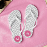 Tongs Chevrons gris et roses Monogrammes<br><div class="desc">Bandes de zigzag amusantes et tendance et design monogramme.</div>
