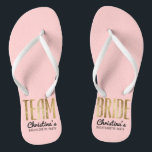 Tongs Chic Faux Gold Team Mariage Bachelorette<br><div class="desc">Elégant, chic et moderne faux imprimé or contour rose quartz rose, Team Bride garde des tongs. Ce design classique et sophistiqué est parfait pour une femme de chambre ou une bonne d'honneur classe, branchée et élégante. Portez-les à la fête de la bachelorette ou à tout événement pré-mariage pour montrer votre...</div>