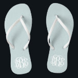 Tongs Cloud Blue Preppy Script Monogramme<br><div class="desc">VEUILLEZ ME CONTACTER AVANT DE COMMANDER AVEC VOS INITIALES MONOGRAMMES DANS CET ORDRE : PREMIER, DERNIER, MOYEN. Je customiserai votre monogramme et vous enverrai par courriel le lien vers la commande. Veuillez attendre d'acheter jusqu'à ce que je vous ai envoyé le lien avec votre design customisé. Mélange sandales à flip...</div>