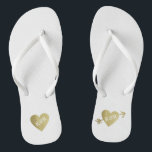 Tongs coeurs d'amour faux or personnalisés avec flèche<br><div class="desc">Pour un couple marié,  un design romantique avec ses initiales (M.   Mme) dans un coeur en faux or graphique avec une flèche sur le blanc...  pour apporter confort et facilité à tous vos événements de planification mariages...  parfait à porter après le mariage.</div>