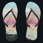 Tongs Coucher de soleil Pastel Beach peint sur mesure |<br><div class="desc">Personnalisé Pastel Beach Sunset Mariage | Tourner. Vous voulez un cadeau d'invité unique pour votre mariage de destination de plage? Portez la plage sur vos pieds avec ces tongs uniques avec un coucher de soleil peint sur eux. Facile à customiser avec vos informations personnelles. Vous pouvez modifier vos nom, date,...</div>