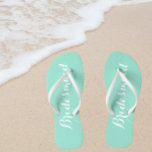 Tongs Couleur Seafoam tendance Bridesmaid<br><div class="desc">Offrez à vos serveuses d'accueil mariages ces tongs élégantes qui sont une couleur de mer tendance avec un script blanc stylisé pour compléter votre schéma de couleurs mariages similaire. Sélectionnez la taille du pied avec d'autres options. Vous pouvez customiser vos tongs pour changer de couleur à votre désir.</div>