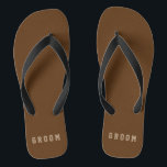 Tongs Couleurs personnalisées Masculine Groom<br><div class="desc">Personnalisable "marron" avec beige "groom" texte modifiable. Idéal pour toute personne à la fête de mariage ou simplement mettre votre nom dans le modèle. Cliquez sur "Customiser" et utilisez les nuances à droite pour changer la couleur arrière - plan. L'outil pipette vous donne encore plus de nuances, et la liaison...</div>