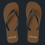 Tongs Couleurs personnalisées Masculine Groom<br><div class="desc">Personnalisable "marron" avec beige "groom" texte modifiable. Idéal pour toute personne à la fête de mariage ou simplement mettre votre nom dans le modèle. Cliquez sur "Customiser" et utilisez les nuances à droite pour changer la couleur arrière - plan. L'outil pipette vous donne encore plus de nuances, et la liaison...</div>