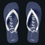 Tongs Coutume Salle Marine Bleu Mariage Flip Flops<br><div class="desc">Custom Groom simple marine bleu mariage flip flops avec de larges sangles et texte personnalisable - vous pouvez ajouter le nom de Groom</div>