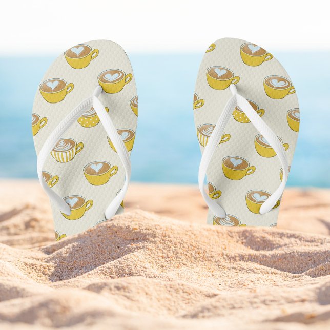 Tongs Cute Latte Art en Motif de tasses de café jaune (Yellow Latte Art Flip Flops)