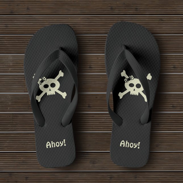 Tongs Cute Pirate crâne et os croisés Personnalisé Ahoo  (☠️Ahoy! Set sail for adventure in these cute pirate flip flops ☠️)