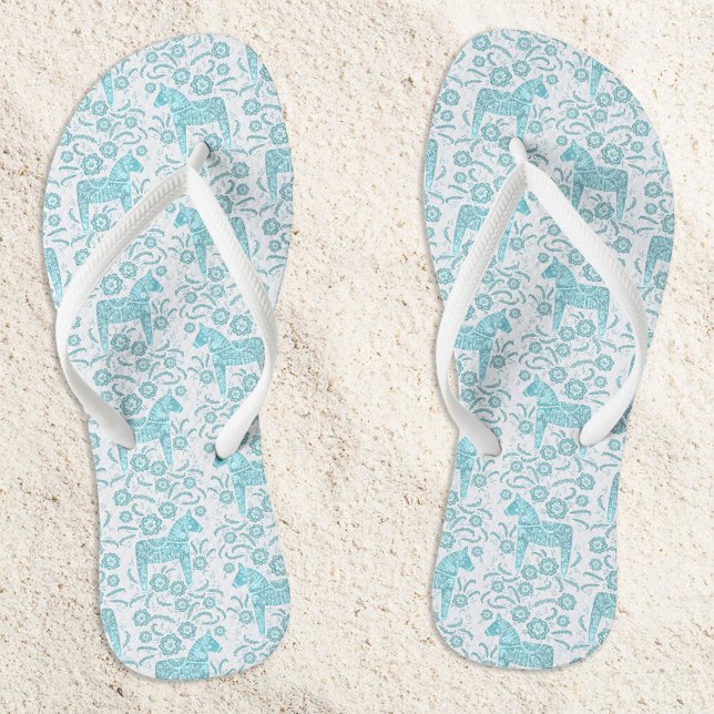Tongs Dala Horse suédois Turquoise vert et blanc Motif (Swedish Dala Horse teal green and white patterned flip flops)