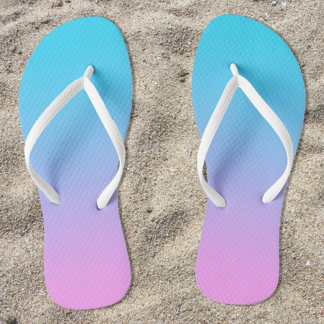 Tongs Dégradé de bleu aqua à rose (Aqua Blue to Pink Ombre Flip Flops for Her)