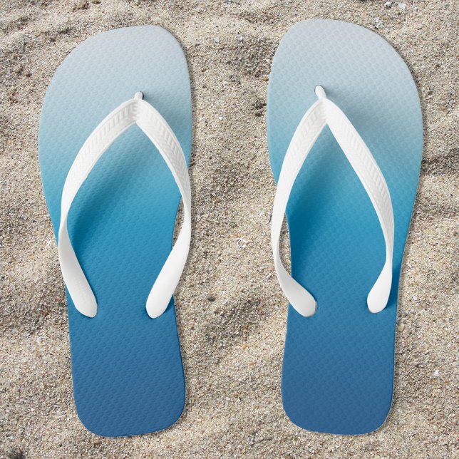 Tongs Dégradé de bleu ciel azur à bleu océan (Azure Sky to Ocean Blue Ombre Flip Flops for Her)