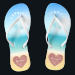 Tongs Demoiselle d'honneur tropicale de coeur de mariage<br><div class="desc">Les sandales roses personnalisées et à la mode de bascule électronique de mariage de plage de coeur d'or pour des demoiselles d'honneur et d'autres membres de l'arrière - plan nuptiale de partie est une scène tropicale de plage avec des palmiers contre un ciel assez bleu et une pleine lumière du...</div>