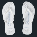Tongs Dentelle d'argent et Mariage du script bleu Dusty<br><div class="desc">Ces tongs de mariage élégants sont une excellente façon de remercier et de reconnaître vos demoiselles d'honneur, tout en donnant à leurs pieds un repos après une longue journée. Le design élégant est orné de dentelles gris argenté sur un arrière - plan blanc et d'un élégant lettrage bleu foncé. Le...</div>