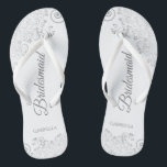 Tongs Dentelle d'argent sur blanc Elegant Bridesmaid Mar<br><div class="desc">Ces tongs de mariage élégants sont une excellente façon de remercier et de reconnaître vos demoiselles d'honneur, tout en donnant à leurs pieds un repos après une longue journée. Le design élégant est orné de dentelles gris argenté sur un arrière - plan blanc et d'un écriture gris chic. Le texte...</div>