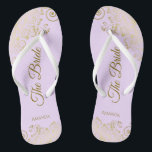 Tongs Dentelle d'or Élégant Lilac violet Mariage de femm<br><div class="desc">Ces tongs de mariage élégants sont une excellente façon de remercier et de reconnaître vos demoiselles d'honneur, tout en donnant à leurs pieds un repos après une longue journée. La belle conception présente un design élégant avec des remplissages en dentelle dorée sur un arrière - plan de couleur violet pâle,...</div>