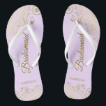 Tongs Dentelle d'or Élégant Lilac violet Mariage de femm<br><div class="desc">Ces tongs de mariage élégants sont une excellente façon de remercier et de reconnaître vos demoiselles d'honneur, tout en donnant à leurs pieds un repos après une longue journée. La belle conception présente un design élégant avec des fraises en dentelle dorée sur un arrière - plan lilas, lavande ou violet...</div>