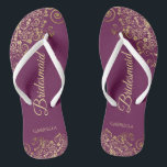 Tongs Dentelle d'or sur Cassis Mariage Bridesmaid violet<br><div class="desc">Ces tongs de mariage élégants sont une excellente façon de remercier et de reconnaître vos demoiselles d'honneur, tout en donnant à leurs pieds un repos après une longue journée. La belle conception présente un design élégant avec des fraises en dentelle dorée sur un cassis violet, magenta, ou arrière - plan...</div>