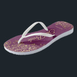 Tongs Dentelle d'or sur Cassis Purple Le Mariage de mari<br><div class="desc">Dansez la nuit avec ces belles tongs mariages. Conçues pour la mariée, elles présentent un design simple mais élégant avec des écritures de couleur or sur un arrière - plan couleur cassis violet, magenta ou baies et des boucles et tourbillons en dentelle dorée fantaisie. Belle façon de rester chic et...</div>