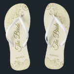 Tongs Dentelle d'or sur crème d'ivoire La mariée Mariage<br><div class="desc">Dansez la nuit avec ces belles tongs mariages. Conçues pour la mariée, elles présentent un design simple mais élégant avec des écritures de couleur or sur un arrière - plan couleur ivoire ou crème et des boucles et tourbillons en dentelle dorée fantaisie. Belle façon de rester chic et approprié tout...</div>