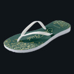 Tongs Dentelle d'or sur Emerald Green Le Mariage de mari<br><div class="desc">Dansez la nuit avec ces belles tongs mariages. Conçues pour la mariée, elles présentent un design simple mais élégant avec des écritures de couleur or sur un arrière - plan couleur vert émeraude et des boucles et tourbillons en dentelle dorée fantaisie. Belle façon de rester chic et approprié tout en...</div>