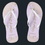 Tongs Dentelle d'or sur Lilac Purple Maid of Honor Maria<br><div class="desc">Ces belles tongs mariages sont une excellente façon de remercier et de reconnaître votre bonne d'honneur tout en lui épargnant les pieds en même temps. Dispose d'un design élégant avec dentelle dorée sur un arrière - plan lilas, lavande ou violet pâle et de lettres de script de couleur or fantaisie....</div>
