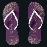 Tongs Dentelle d'or sur Plum Purple Maid of Honor Mariag<br><div class="desc">Ces belles tongs mariages sont une excellente façon de remercier et de reconnaître votre bonne d'honneur tout en lui épargnant les pieds en même temps. Dispose d'un design élégant avec des garnitures en dentelle dorée sur un arrière - plan de couleur prune violette profonde et des lettres de script de...</div>