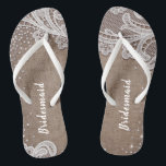 Tongs Dentelle rustique et burlap argent parties scintil<br><div class="desc">Elégante dentelle vintage blanche et parties scintillant d'argent brillant sur arrière - plan burlap rustique. grands cadeaux de demoiselle d'honneur pour mariage rustique,  mariage de grange et mariage campagnard. Voir toutes les pièces correspondantes dans la collection.</div>