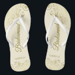 Tongs Doré Lace Elégante crème ivoire Bridesmaid Mariage<br><div class="desc">Ces tongs de mariage élégants sont une excellente façon de remercier et de reconnaître vos demoiselles d'honneur, tout en donnant à leurs pieds un repos après une longue journée. La belle conception présente un design élégant avec des remplissages en dentelle dorée sur un arrière - plan couleur ivoire ou crème...</div>