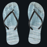 Tongs Eau Abstraite Mère de la mariée Nom Mariage Bleu<br><div class="desc">Ces tongs personnalisées et confortables Mère de la mariée sont un cadeau simple, élégant et chic pour les membres de la fête nuptiale - Mariée, demoiselle d'honneur, Maid of Honor ... Ils s'ajouteront aux festivités de votre mariage, de votre fête de bachelorette ou d'une autre célébration. Super au bord de...</div>
