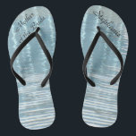 Tongs Eau Abstraite Mère de la mariée Nom Mariage Bleu<br><div class="desc">Ces tongs personnalisées et confortables Mère de la mariée sont un cadeau simple, élégant et chic pour les membres de la fête nuptiale - Mariée, demoiselle d'honneur, Maid of Honor ... Ils s'ajouteront aux festivités de votre mariage, de votre fête de bachelorette ou d'une autre célébration. Super au bord de...</div>