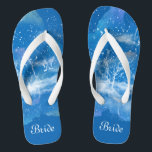 Tongs Élégant bleu blanc Quelque chose bleu Mariage mari<br><div class="desc">Avec un motif classique bleu et blanc, ces élégantes tongs sont une jolie idée bleue pour votre mariage. Ils ajouteront une dose élégante de glamour à votre jour de mariage, de fête de bachelorette ou autre célébration. customisez-le avec votre libellé en utilisant les champs modèles. ♥ Si vous souhaitez modifier...</div>
