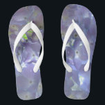 Tongs Élégant boho poussiéreux floral violet clair fleur<br><div class="desc">Entrez dans un monde de romantisme intemporel avec notre collection florale violet Dusty, où les teintes de perwinkle, lavande et violet, créant une vision d'élégance pure. Au milieu de cette palette enchanteresse, fleurissent des hydrangées mauves douces, leurs pétales délicats murmurant des contes d'amour et de grâce. Laissez ces fleurs éthérées...</div>