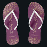 Tongs Élégant Magenta & Gold Lacy Maid of Honor Mariage<br><div class="desc">Ces belles tongs mariages sont une excellente façon de remercier et de reconnaître votre bonne d'honneur tout en lui épargnant les pieds en même temps. Dispose d'un design élégant avec des frilles dorées en dentelle sur un arrière - plan couleur violet, magenta ou baies et des lettres de script de...</div>