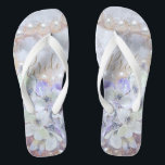 Tongs Élégant rose or blanc nuptiale<br><div class="desc">Cadeau de fête de mariage. Noix de mariage design d'impression florale violet perles blanches et élégantes nuptiales blanches or rose. Typographie personnalisée confortable plage d'été sandales pour mariée. Le texte peut être personnalisé. Copyright de l'image Marg Seregelyi Photography.</div>