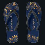 Tongs Élégante Bridesmaid Gold Floral Navy bleu<br><div class="desc">Ces élégantes tongs bleu marine à motif floral doré bridesmaid ont un arrière - plan bleu foncé qui est orné d'un motif de verdure fleurie doré complexe et personnalisable typographie moderne. La combinaison de la riche marine et de l'or chatoyant crée une esthétique élégante et luxueuse. C'est un beau cadeau...</div>