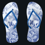 Tongs Élégante mariée Mariage bleu blanc<br><div class="desc">Le design présente un délicieux ensemble de fleurs de lotus et de papillons, rendu dans un jeu de couleurs bleu et blanc qui évoque l'élégante beauté de la chinoiserie chic, qui rappelle la motif classique bleu saule, avec une disposition de texte de style moderne. Ces belles tongs sont une jolie...</div>