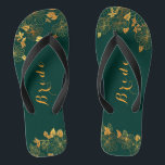 Tongs Émeraude Émeraude Émeraude Mariage de classe Vert<br><div class="desc">Ces feuillards vert émeraude de Bride mariage et doré de feuillage élégant présentent un motif de feuillage doré et une typographie moderne sur un arrière - plan vert foncé intemporel. Affichez la collection sur cette page pour rechercher les éléments correspondants. customisez-le avec vos informations. ♥ Si vous souhaitez modifier le...</div>