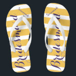 Tongs Employé personnalisé d'honneur violet moutarde jau<br><div class="desc">Mustard Yellow and Purple Stripes Motif - Changez à N'importe quelle couleur en cliquant sur personnaliser. Et dis tout ce que tu veux. Faites-en un de ces flip flops qui ont VOTRE message sur eux. Parlez de la plage !</div>