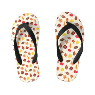 Tongs Enfants Automne Chutes Feuilles sur un Arrière - plan de c