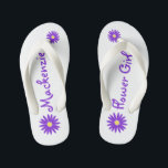Tongs Enfants Fille de Fleur de marguerite violette<br><div class="desc">Bouche violette et design de texte pour votre fille de fleurs. Personnalisez avec un nom ou changez de texte pour répondre à vos besoins.</div>