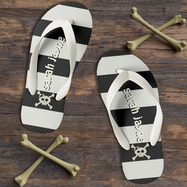 Tongs Enfants Fille Pirate Crossbones noir et blanc (Yarr! Add yer name to these cute pirate flip flops)