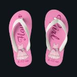 Tongs Enfants Jolie Fleur Rose Rosée Robe Mariage de la fête de<br><div class="desc">Les tongs présentent une illustration originale d'une jolie robe de fille aux fleurs roses, avec FLOWER GIRL dans une police amusante. Super petit cadeau pour votre fête de mariage ! Personnalisez simplement la date de votre événement. Coordonner les conceptions disponibles pour les autres membres du parti nuptial. Designer est disponible...</div>