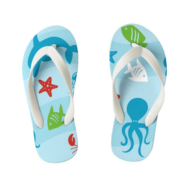 Tongs Enfants Mer bleue (A pair of light blue flip-flops with white straps, decorated with cartoon sea creatures.)