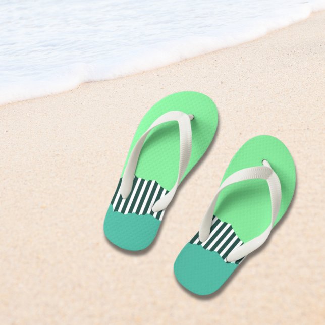Tongs Enfants Tailles Torn Modernes Couches Vertes (Modern Torn Stripes Green Layered Kid's Flip Flops)