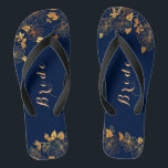 Tongs Épouse Mariage classe Deep Gold Foliage Marine Ble<br><div class="desc">Ces feuillards bleu marine mariage à feuilles d'or de mariée classe ont un arrière - plan bleu foncé qui est orné d'un motif de verdure fleurie doré complexe et de typographie moderne personnalisable. La combinaison de la riche marine et de l'or chatoyant crée une esthétique élégante et luxueuse. Affichez la...</div>