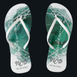 Tongs Épouse verte en argent Favoriser Monogramme Flip F<br><div class="desc">Vous aimerez cet arrière - plan couleur vert émeraude avec cadre géométrique vert et argent avec textures parties scintillant argent. Idéal pour vos salles mariages !</div>