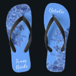 Tongs Équipe personnalisée Mariée Favoriser Blue Lotus F<br><div class="desc">Avec une illustration élaborée du motif floral bleu du Lotus, ces élégantes tongs modernes et vintages sont un cadeau mémorable pour les membres de la fête de mariage : mariée, demoiselle d'honneur, mère/tante de la mariée, femme d'honneur... Ils ajouteront une dose élégante de glamour à votre jour de mariage, de...</div>
