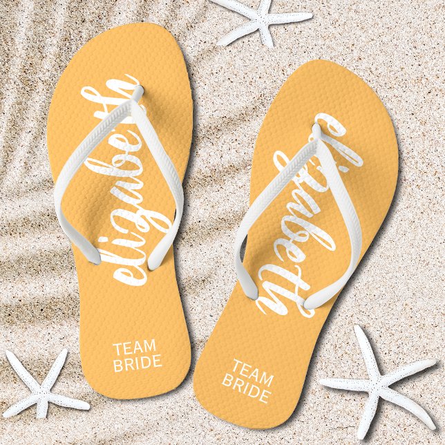 Tongs Équipe personnalisée Mariée orange et blanche (Personalized Team Bride Melon Light Orange and White Flip Flops)