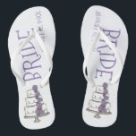 Tongs FÊTE DES MARIÉES de gâteau Floral Mariage BRIDE<br><div class="desc">Les tongs présentent une illustration originale d'un gâteau mariage à plusieurs niveaux avec gel et fleurs violettes. Personnalisez simplement la date de votre événement ! Ne vois-tu pas ce que tu cherches ? Vous avez besoin d'aide pour la personnalisation ? Contactez Rebecca pour avoir quelque chose conçu pour vous.</div>