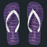 Tongs Fille personnalisée d'honneur violet ou de n'impor<br><div class="desc">Purple and Lavender Lilac Stripes Motif - Changez dans N'importe quelle couleur en cliquant sur personnaliser. Et dis tout ce que tu veux. Faites-en un de ces flip flops qui ont VOTRE message sur eux. Parlez de la plage! demoiselles d'honneur, fête de bachelorette, bord de mer tropical littoral, plage de...</div>